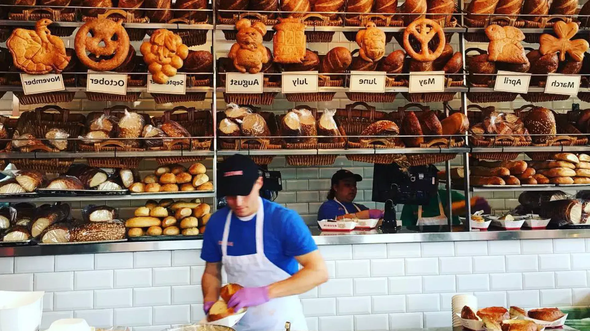 面包师在贝博体彩app的布丹面包房制作面团面包。.