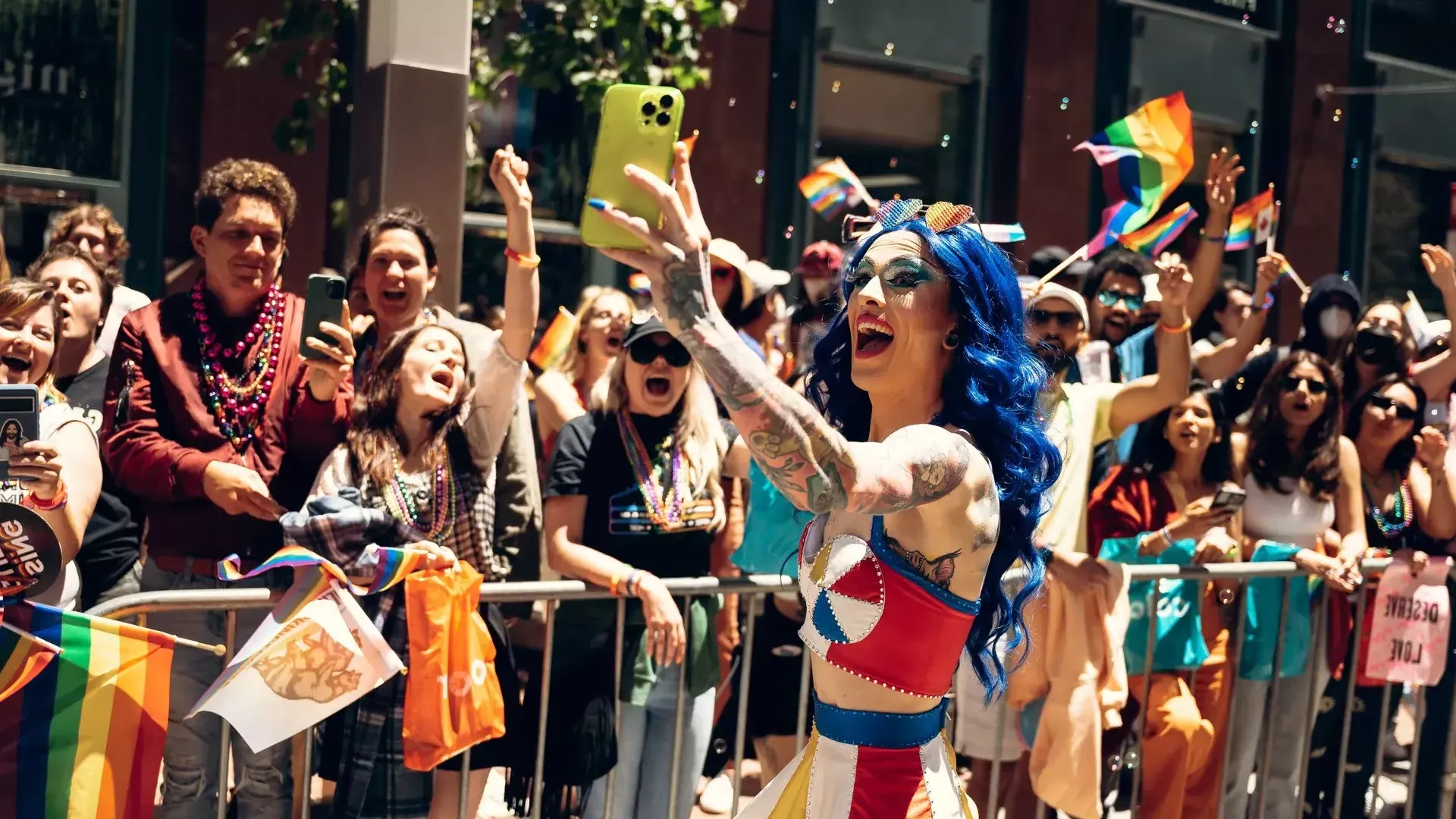 Desfile del Orgullo Gay de San Francisco y multitud