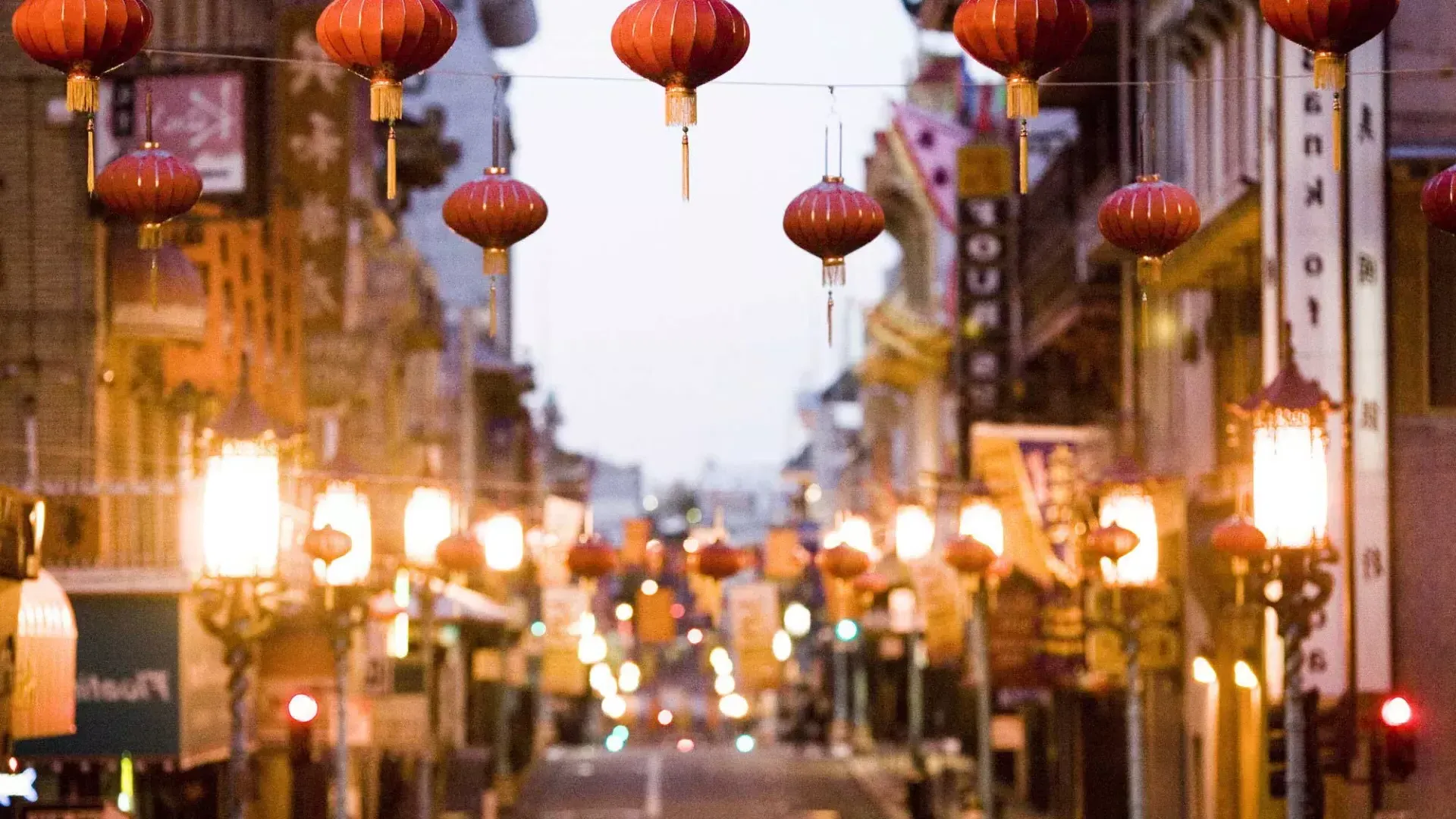 Nahaufnahme einer Reihe roter Laternen, die über einer Straße in Chinatown hängen. San Francisco, Kalifornien.