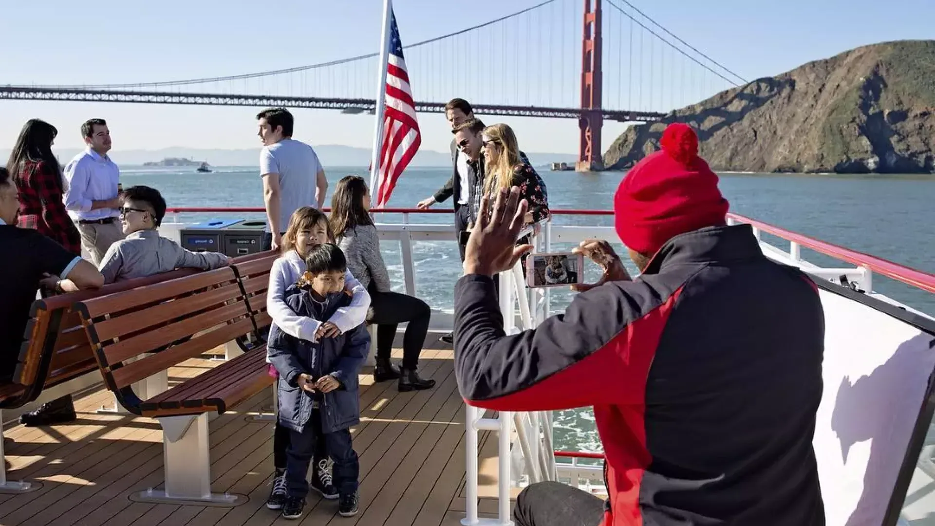 一家人在金门大桥前享受海湾游船之旅.