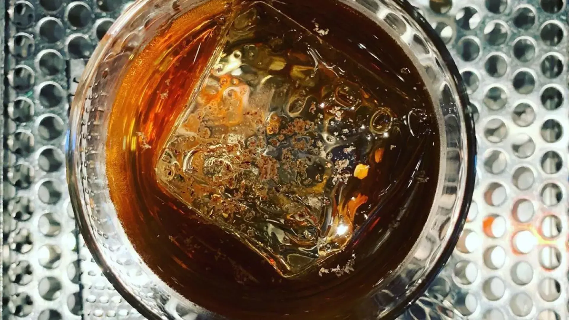 在贝博体彩app的第三铁路酒吧喝一杯威士忌鸡尾酒.
