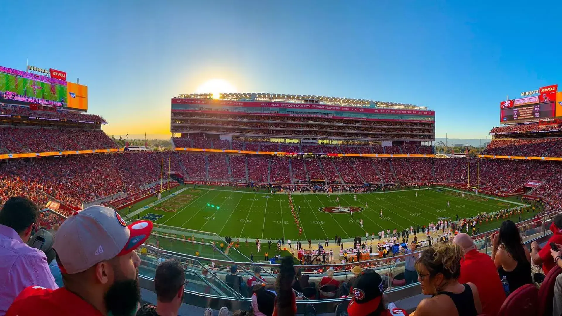 サンフランシスコ 49ers の本拠地、カリフォルニア州サンタクララのリーバイス スタジアムのフットボール フィールドの眺め。