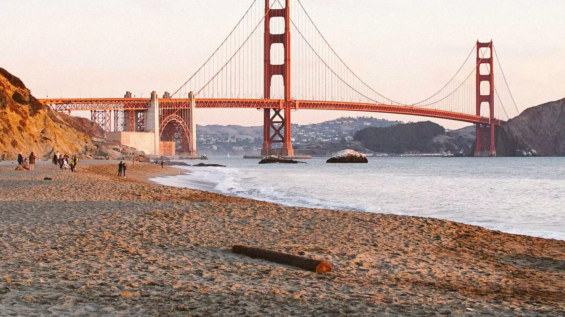 贝博体彩app的贝克海滩, é retratada com a Ponte Golden Gate ao fundo
