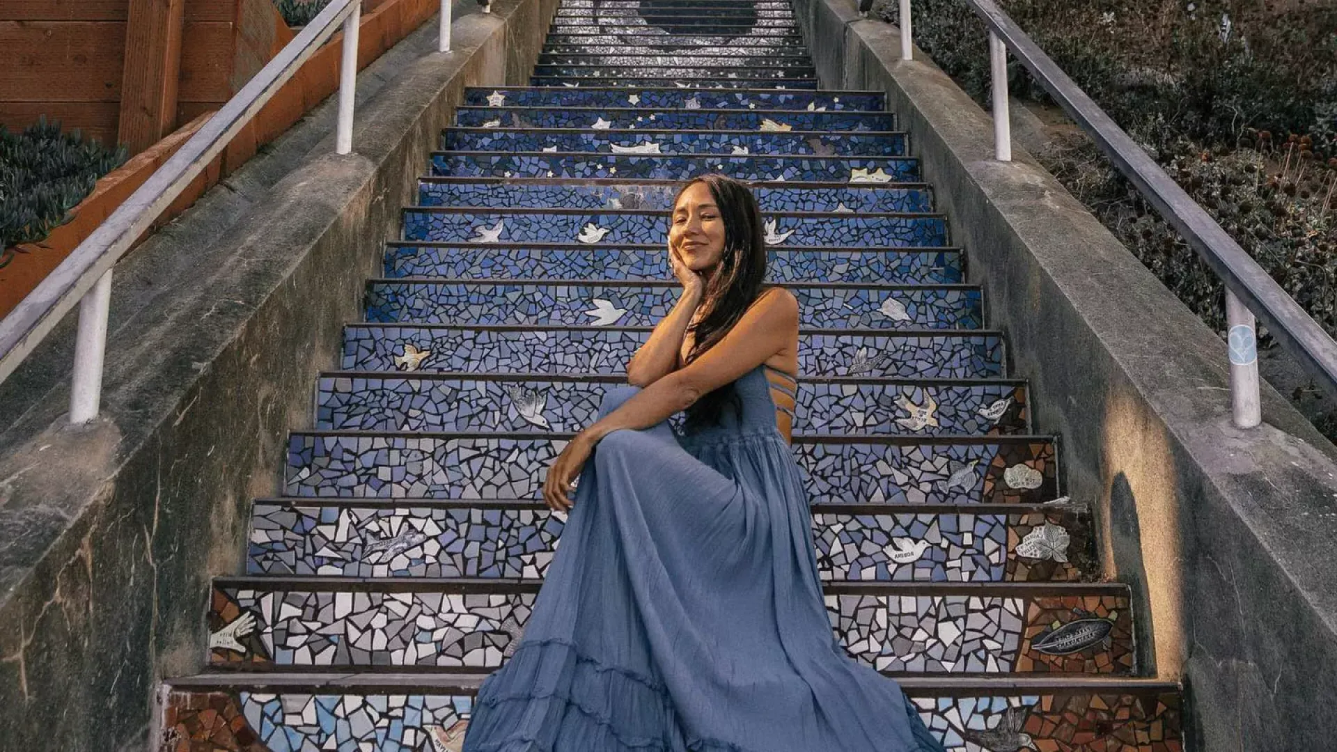 一名女子在贝博体彩app日落区第16大道的瓷砖楼梯上摆姿势。.