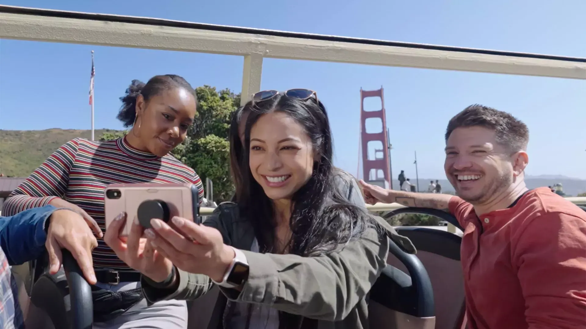 一群游客在金门大桥附近的公共汽车上自拍. 贝博体彩app，加利福尼亚州.