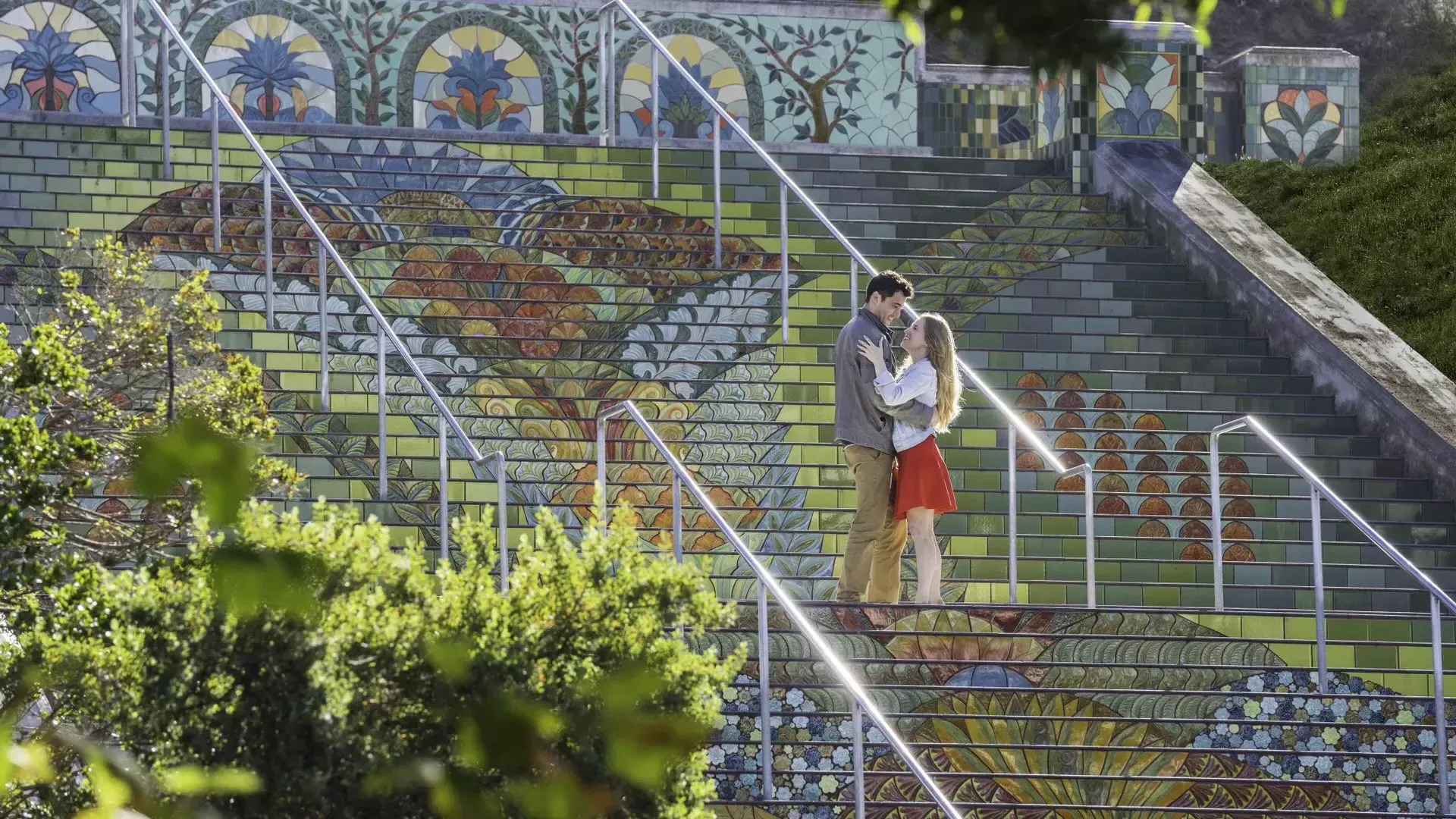 링컨 공원의 화려한 타일 계단에 서 있는 커플의 각도에서 찍은 사진