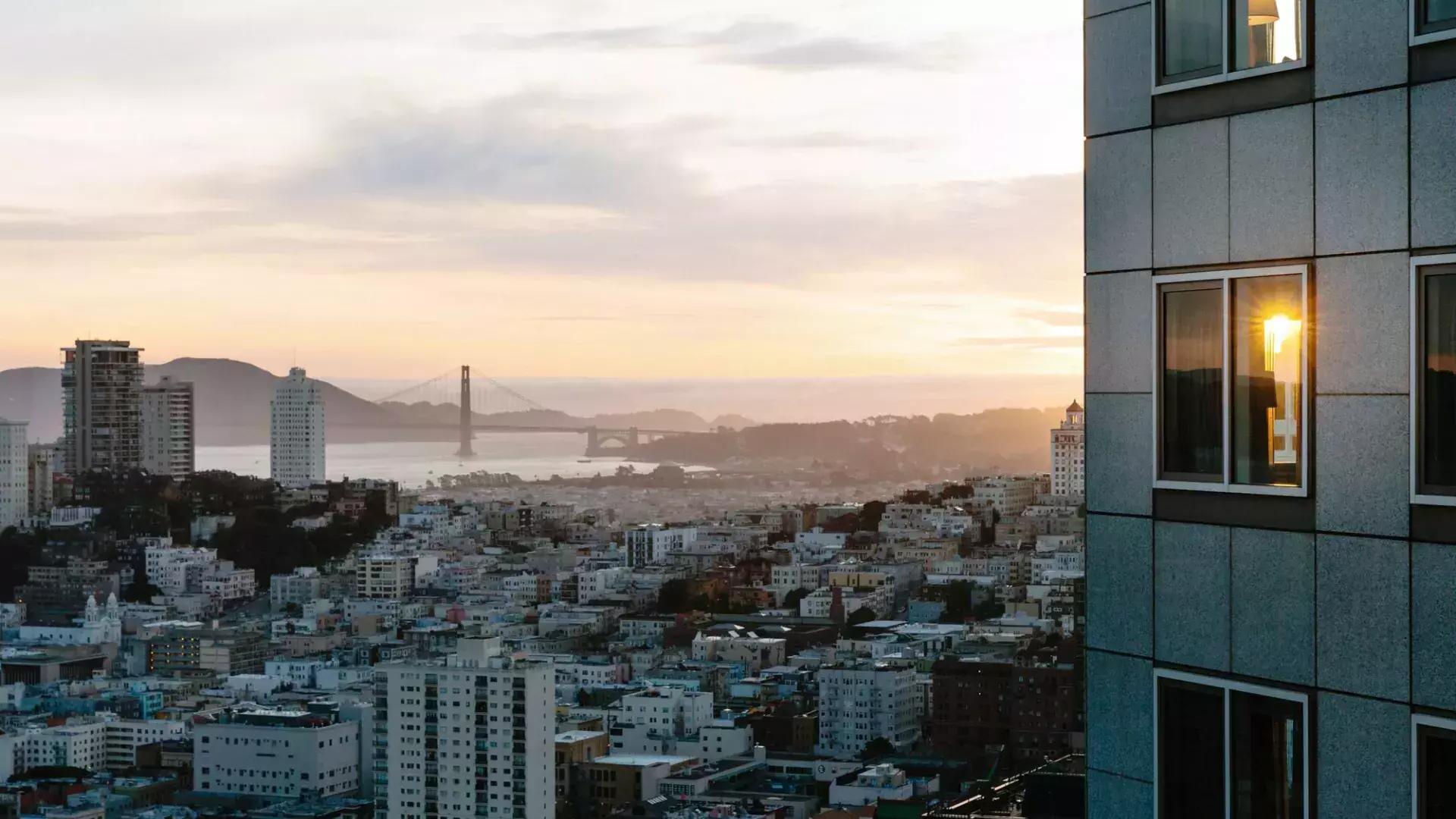 O horizonte da cidade de São Francisco é visto do Four Seasons Hotel San Francisco At 内河码头.