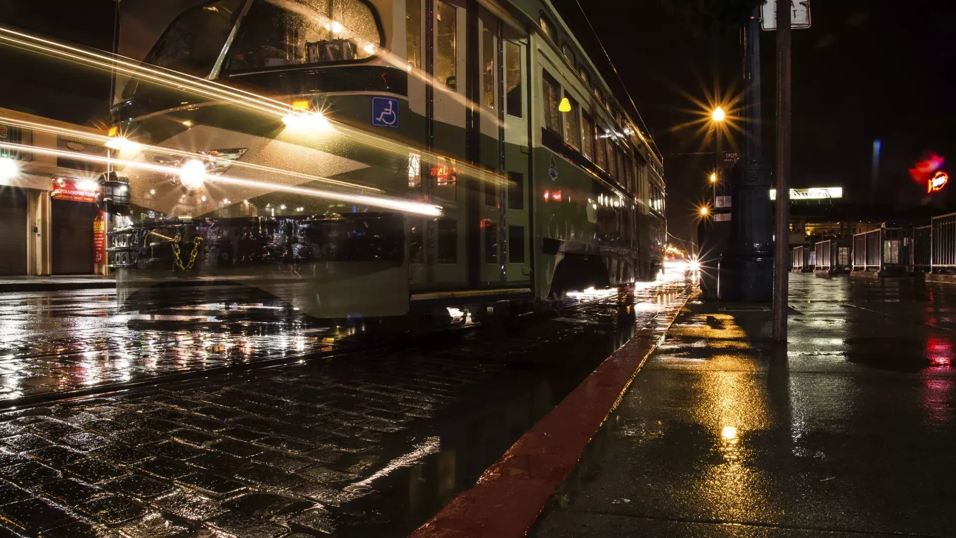 Straßenbahn nachts im Regen