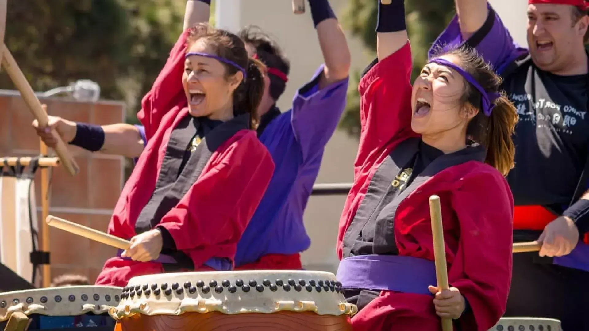 毎年恒例の桜祭りに参加するジャパンタウンの太鼓奏者