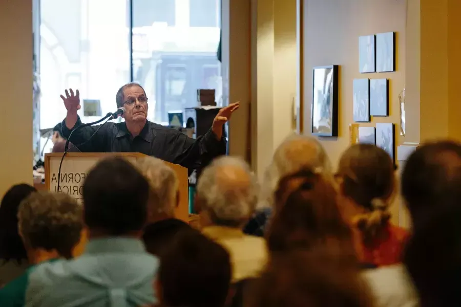 丹尼斯·麦克纳利 gives a talk at the California Historical Society.