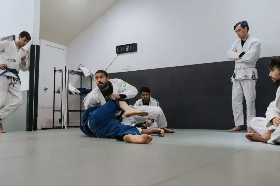 罗慕洛梅洛 taking down a fighter on the mat.