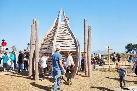 Las familias juegan en The Outpost en Presidio