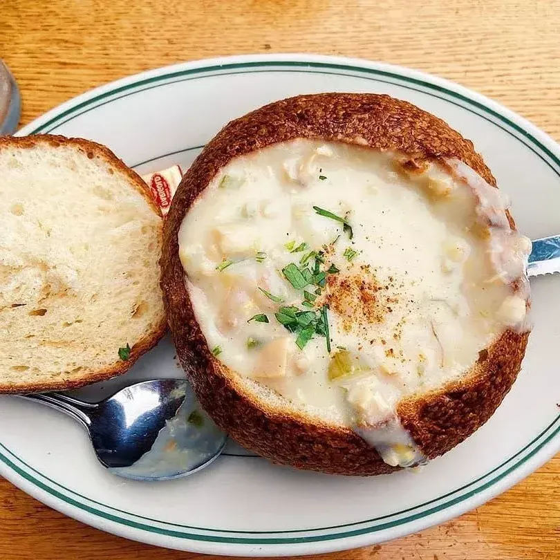 蛤蜊汤放在一碗发酵面团面包里