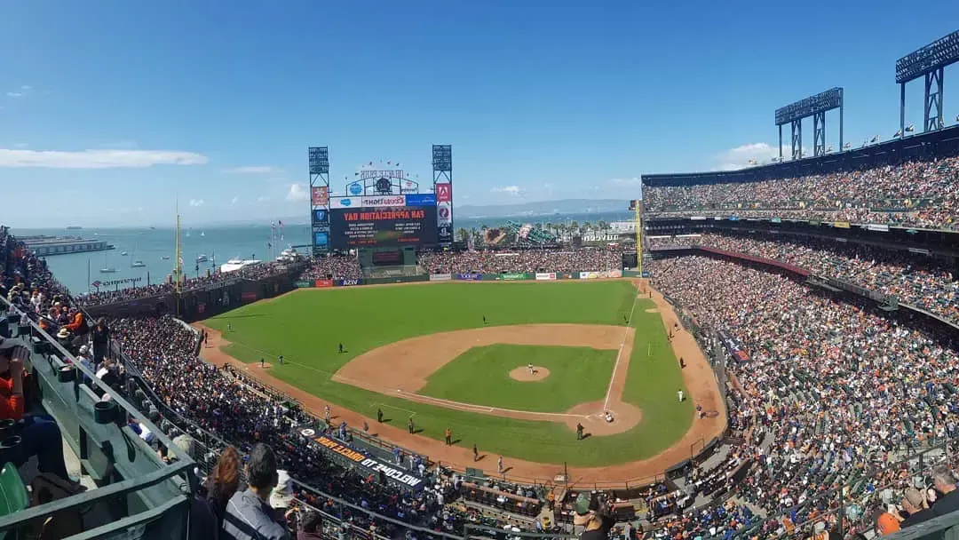 从看台上可以看到贝博体彩app甲骨文公园的景色, con il diamante del baseball in primo piano e la Baia di San Francisco sullo sfondo.