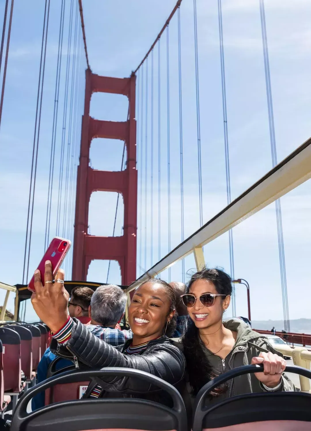 Amis prenant des selfies sur le Golden Gate Bridge