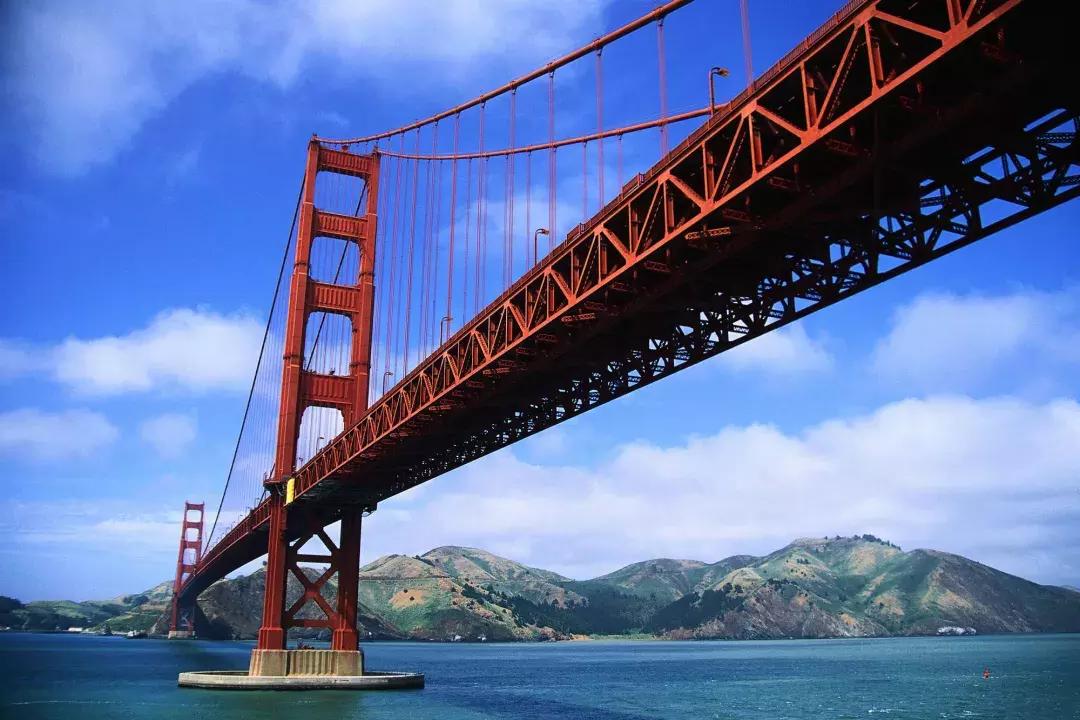从下面可以看到标志性的金门大桥。. San Francisco, California.