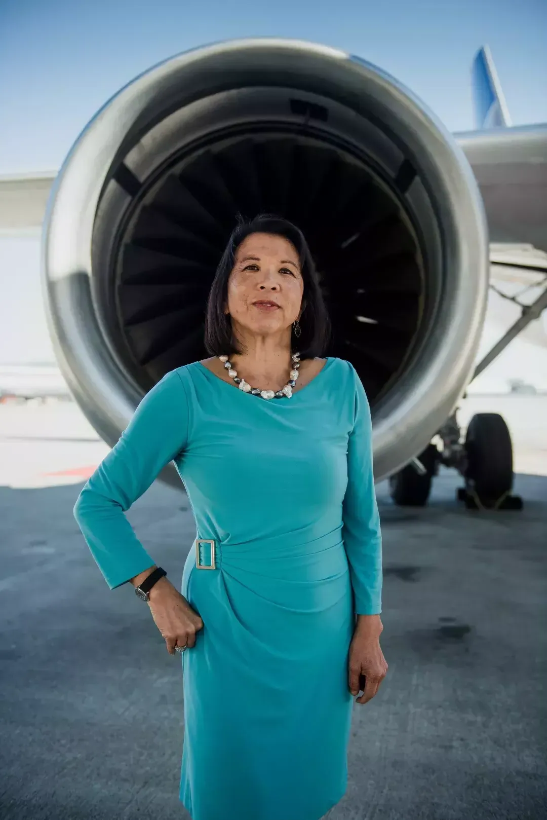 梅琳达·伊·富兰克林 standing in front of a United plane.