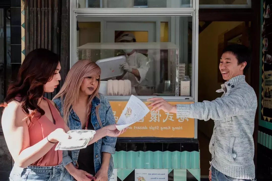 在中国城，妮娅·克鲁斯和朋友看菜单
