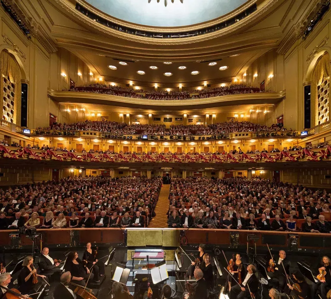交响乐团正在战争纪念歌剧院准备歌剧公演. 贝博体彩app、加利福尼亚.