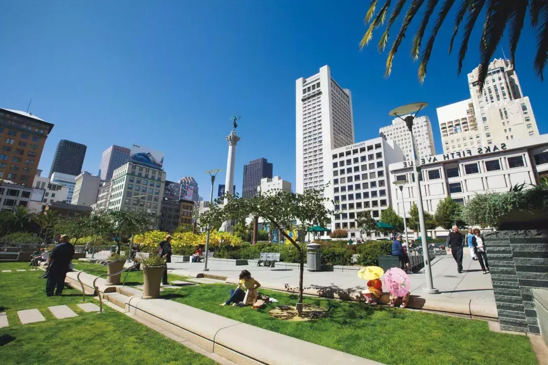 在阳光明媚的日子里，人们在联合广场享受公园. San Francisco, California.