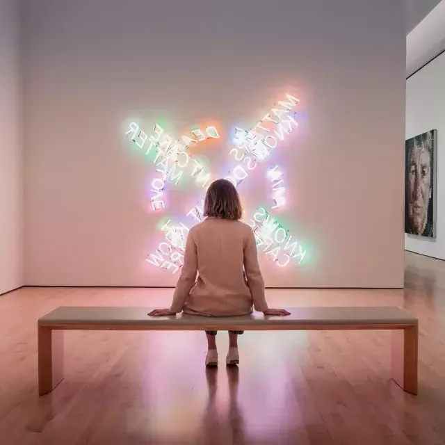 Uma mulher, 坐在长椅上, 在贝博体彩app现代艺术博物馆观看当代光艺术作品, 在贝博体彩app.