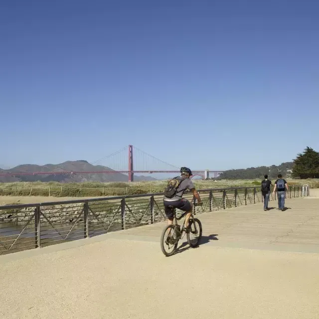 一名男子骑着自行车沿着克里西菲尔德的一条小路行驶。. San Francisco, Kalifornien.