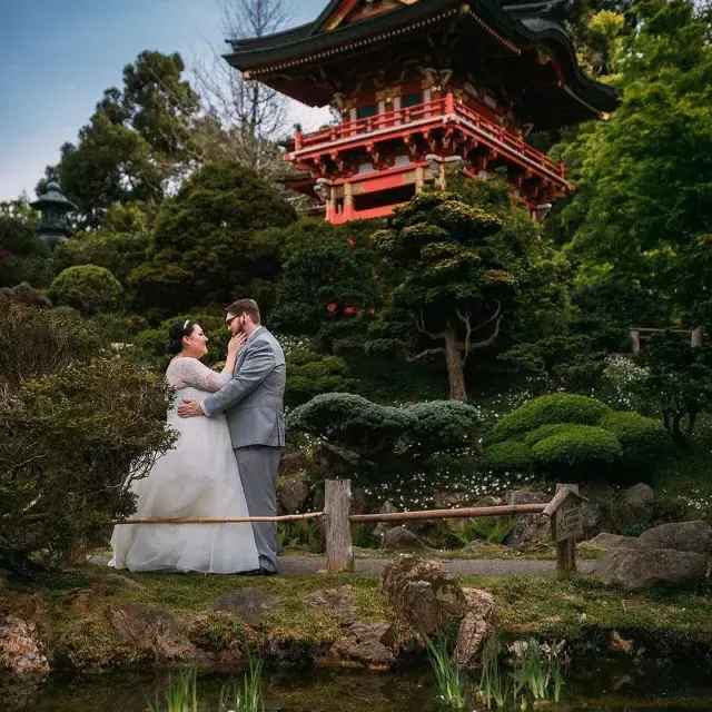 Married couple in front of the 日本 Tea Garden
