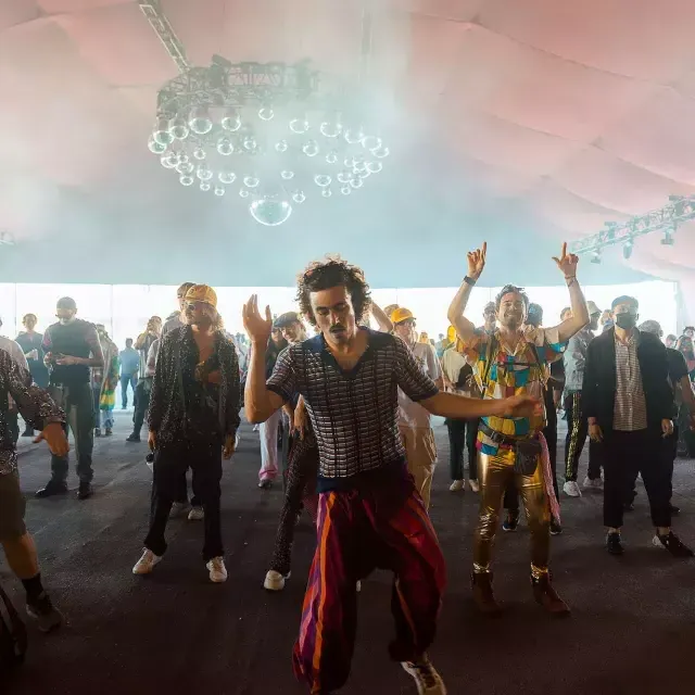 포톨라 뮤직 페스티벌에서 축제 참석자들이 춤을 추고 있다